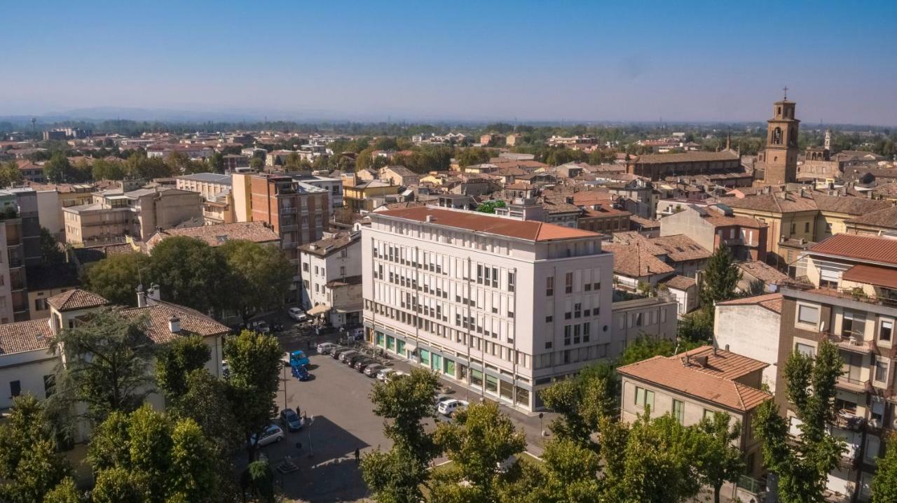 Bnbiz - Coworking Hotel Fiorenzuola dʼArda Exterior foto